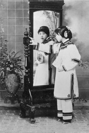 Bundesarchiv_Bild_116-127-075,_China,_Tsingtau-Chinesin.jpg